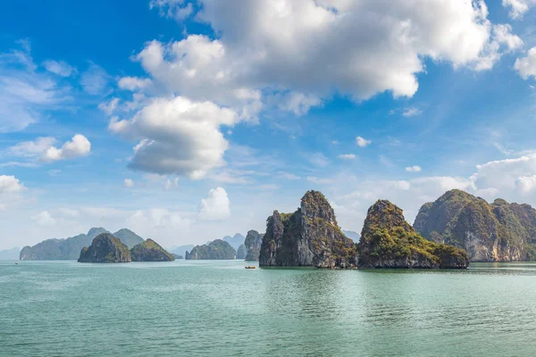 Patrimonio Naturale Dell Umanità Baia Halong Vietnam Una Giornata Estiva — Foto Stock