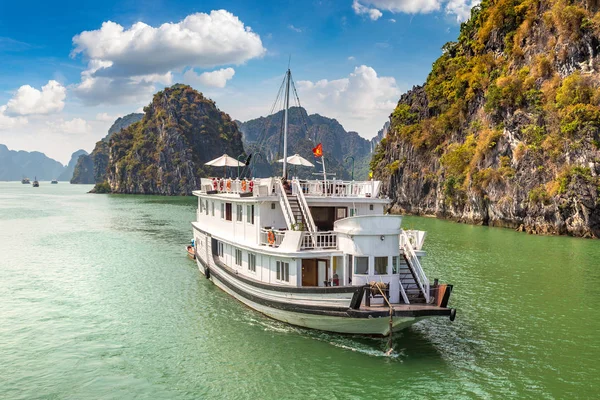 Dünya doğal mirası Halong bay, bir yaz günü Vietnam'da