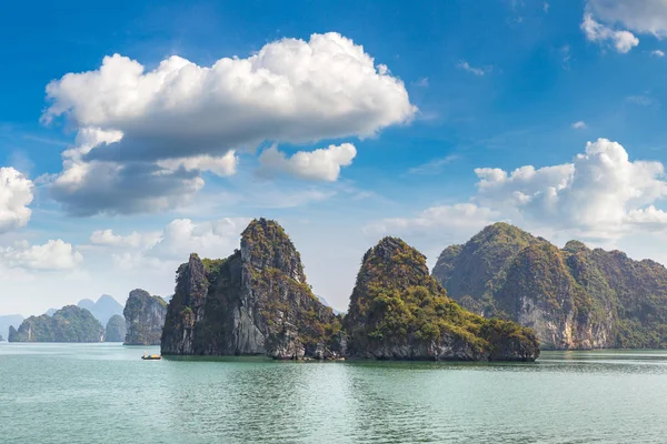 Dünya doğal mirası Halong bay, bir yaz günü Vietnam'da