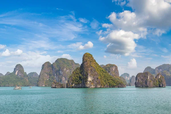 Dünya doğal mirası Halong bay, bir yaz günü Vietnam'da