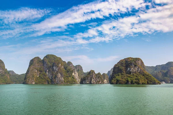 Dünya doğal mirası Halong bay, bir yaz günü Vietnam'da