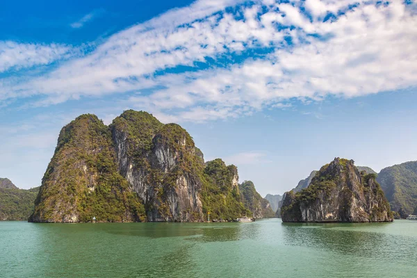 Dünya doğal mirası Halong bay, bir yaz günü Vietnam'da
