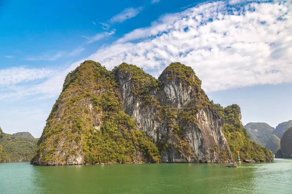 Dünya doğal mirası Halong bay, bir yaz günü Vietnam'da