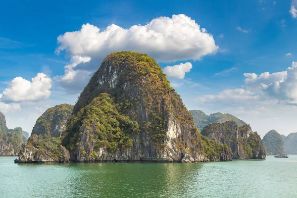 Patrimonio Naturale Dell Umanità Baia Halong Vietnam Una Giornata Estiva — Foto Stock