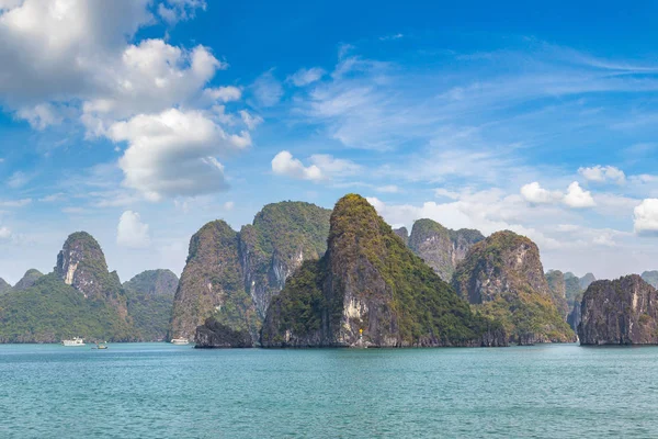Dünya doğal mirası Halong bay, bir yaz günü Vietnam'da