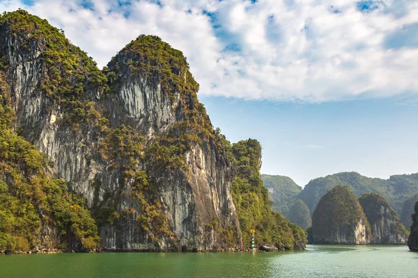 Dünya doğal mirası Halong bay, bir yaz günü Vietnam'da