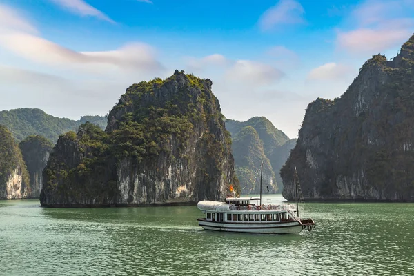 Dünya doğal mirası Halong bay, bir yaz günü Vietnam'da
