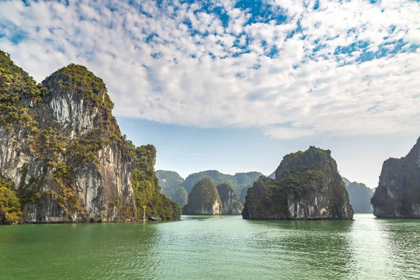 Dünya doğal mirası Halong bay, bir yaz günü Vietnam'da