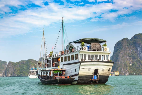 Dünya doğal mirası Halong bay, bir yaz günü Vietnam'da