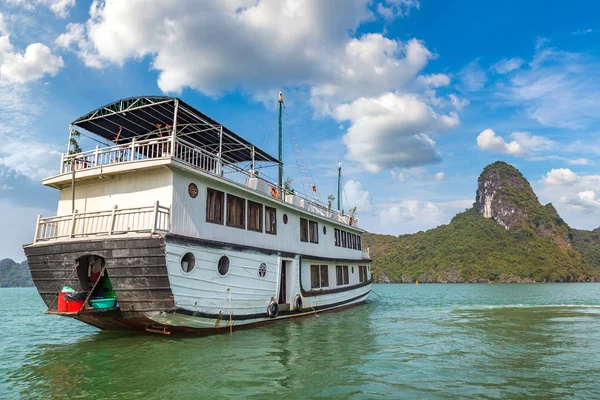 Dünya doğal mirası Halong bay, bir yaz günü Vietnam'da