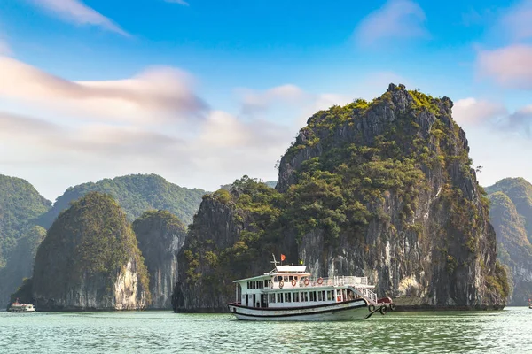 Dünya doğal mirası Halong bay, bir yaz günü Vietnam'da