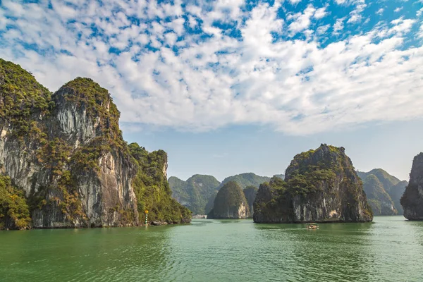 Dünya doğal mirası Halong bay, bir yaz günü Vietnam'da