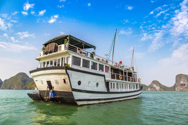 Dünya doğal mirası Halong bay, bir yaz günü Vietnam'da