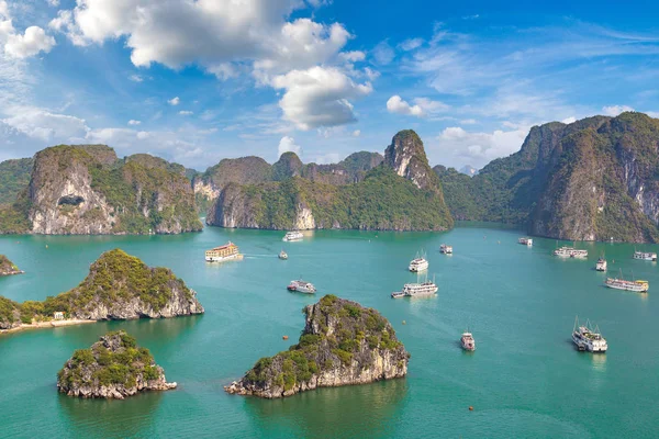 Bir yaz günü Vietnam'da Halong Körfezi panoramik havadan görünümü