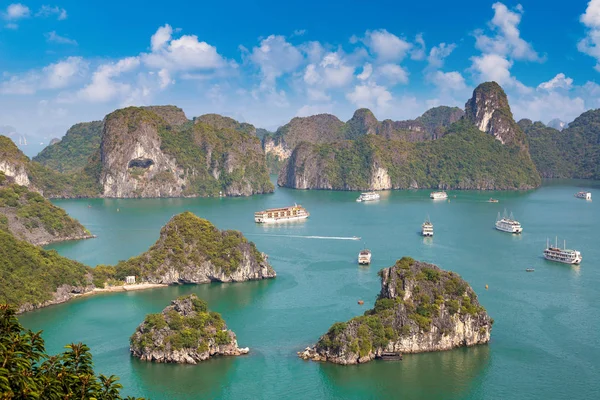 Vista Aérea Panorámica Bahía Halong Vietnam Día Verano —  Fotos de Stock