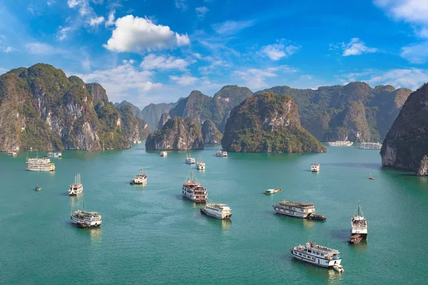 Bir yaz günü Vietnam'da Halong Körfezi panoramik havadan görünümü
