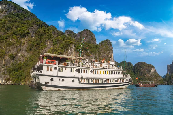 Dünya doğal mirası Halong bay, bir yaz günü Vietnam'da