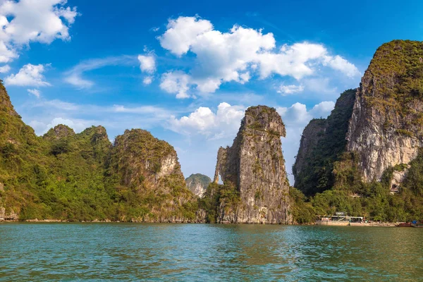 Dünya doğal mirası Halong bay, bir yaz günü Vietnam'da