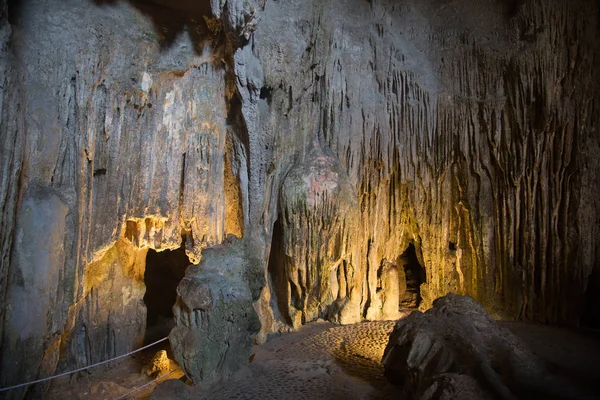 Enorme Cueva Bahía Halong Vietnam Día Verano — Foto de Stock