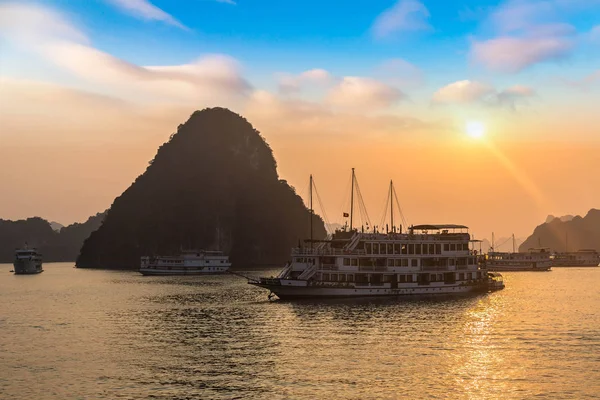 Halong bay, Vietnam bir yaz günü'nde günbatımı