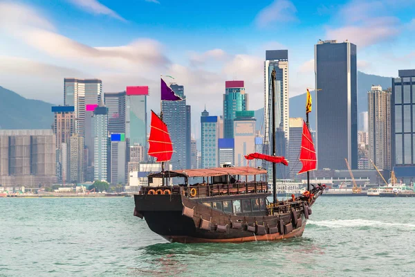 Victoria Harbour Hong Kong'da geleneksel Çin Ahşap Yelkenli gemi yaz gün