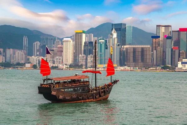 Victoria Harbour Hong Kong'da geleneksel Çin Ahşap Yelkenli gemi yaz gün
