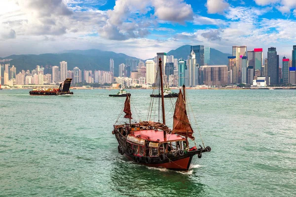 Victoria Harbour Hong Kong'da geleneksel Çin Ahşap Yelkenli gemi yaz gün