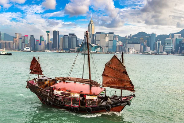 Victoria Harbour Hong Kong'da geleneksel Çin Ahşap Yelkenli gemi yaz gün