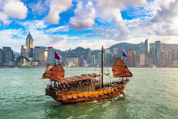 Victoria Harbour Hong Kong'da geleneksel Çin Ahşap Yelkenli gemi yaz gün