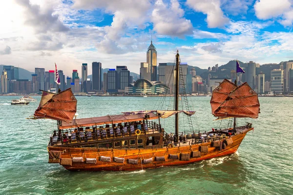 Victoria Harbour Hong Kong'da geleneksel Çin Ahşap Yelkenli gemi yaz gün