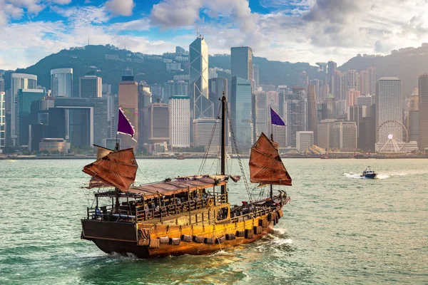 Victoria Harbour Hong Kong'da geleneksel Çin Ahşap Yelkenli gemi yaz gün