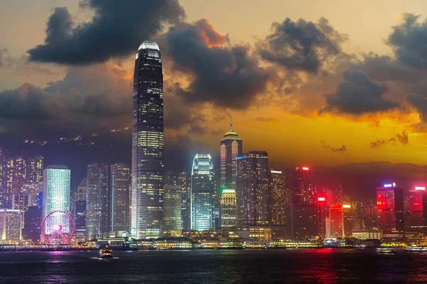 Victoria Harbour Hong Kong yaz geceleri