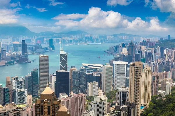 Hong Kong iş bölgesinde bir yaz günü panoramik manzaralı