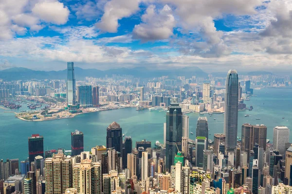 Hong Kong iş bölgesinde bir yaz günü panoramik manzaralı