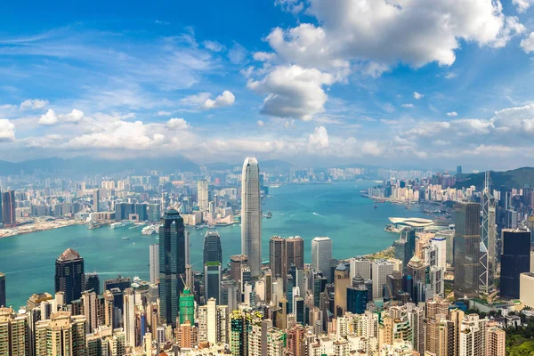 Hong Kong iş bölgesinde bir yaz günü panoramik manzaralı