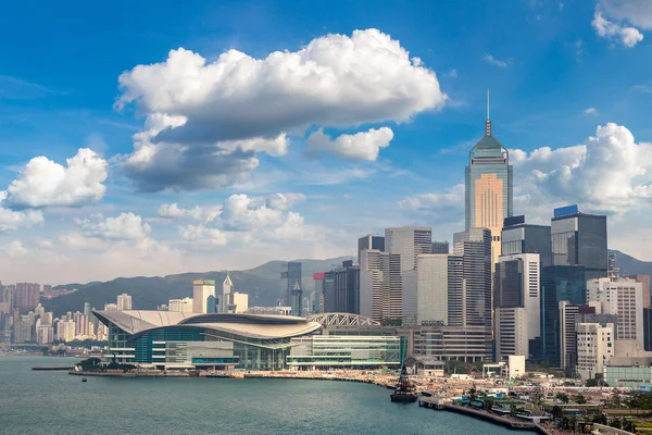 Hong Kong iş bölgesinde bir yaz günü panoramik manzaralı