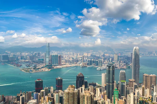 Hong Kong iş bölgesinde bir yaz günü panoramik manzaralı