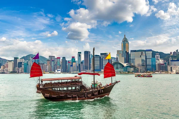 Victoria Harbour Hong Kong'da geleneksel Çin Ahşap Yelkenli gemi yaz gün