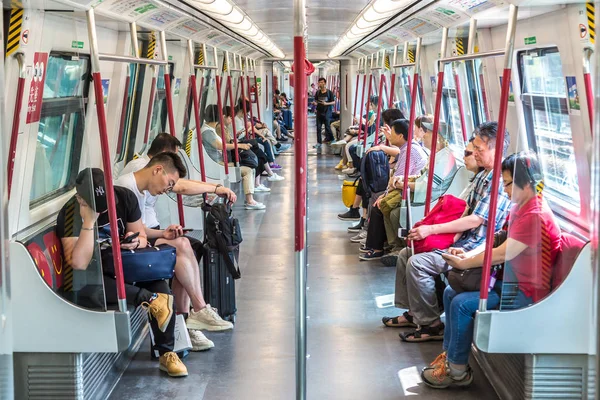 Hong Kong, Çin - 16 Haziran 2018: Modern Metro Hong Kong Mtr tren yaz gün