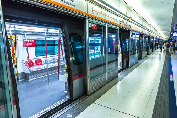 2018年6月16日 香港现代地铁站夏季日 — 图库照片