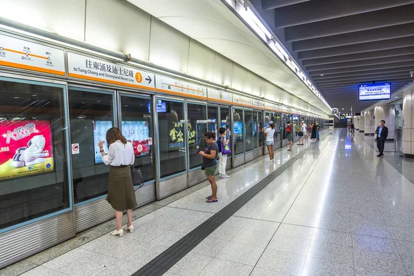 Hong Kong China Kesäkuu 2018 Moderni Metroasema Hongkongissa Kesäpäivänä — kuvapankkivalokuva