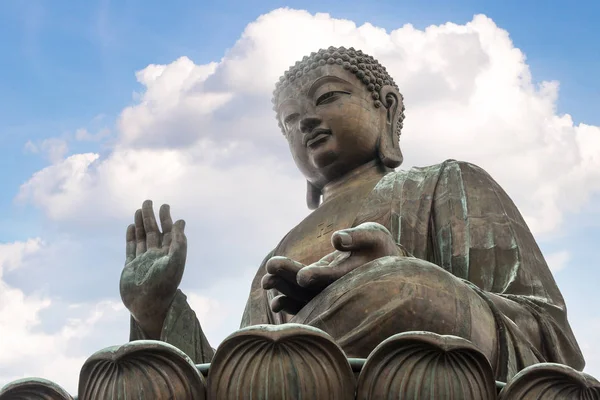 Yaz günü, Hong Kong'da dev Buda