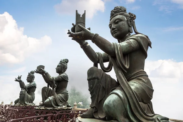 Буддийские Статуи Прославляющие Гигантского Будду Гонконге Летний День — стоковое фото