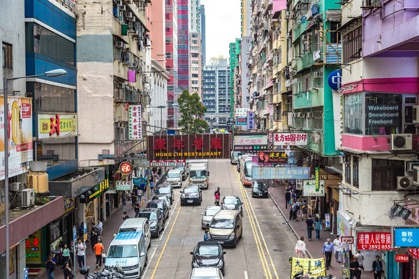 Hong Kong, Çin - 16 Haziran 2018: Yaz günü itibariyle Hong Kong sokak görünümü