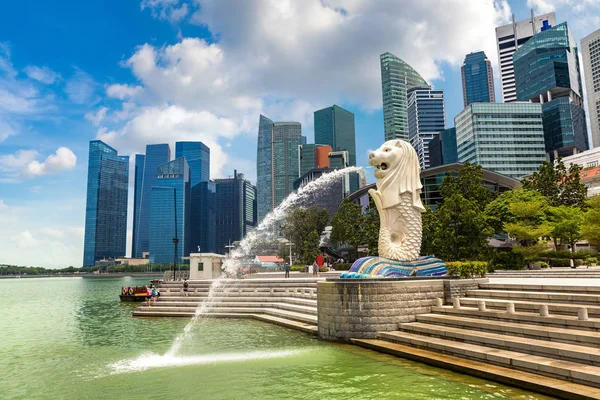 新加坡 2018年6月23日 狮子喷泉雕像 新加坡在夏日的象征 — 图库照片