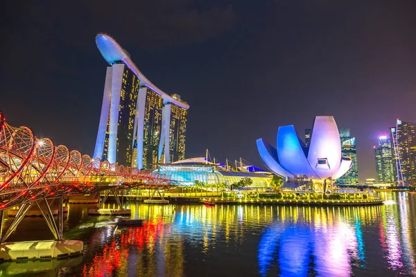 Singapur - 23 Haziran 2018: Marina Bay Sands ve Helix köprü ve Sanat Müzesi ve bilim Singapur yaz geceleri