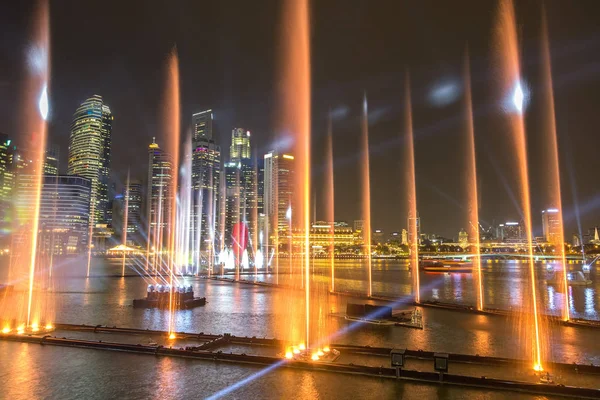 シンガポール 2018 噴水夜レーザー夏の夜ホテルのマリーナ サンズ シンガポールで表示 — ストック写真