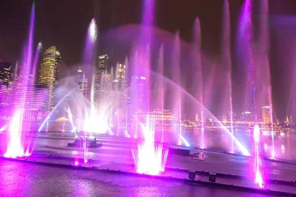新加坡 2018年6月23日 在夏季晚上 新加坡的喷泉夜激光表演在滨海湾金沙酒店附近 — 图库照片