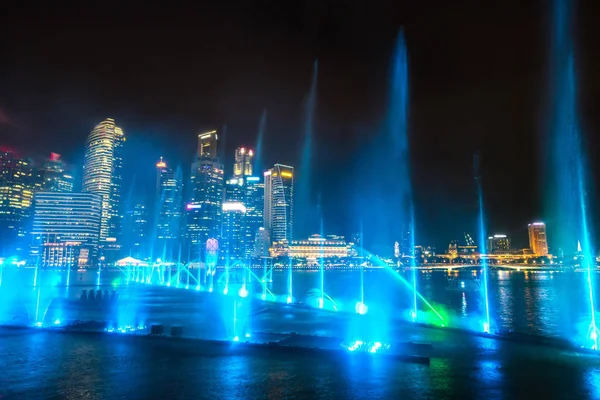 新加坡 2018年6月23日 在夏季晚上 新加坡的喷泉夜激光表演在滨海湾金沙酒店附近 — 图库照片