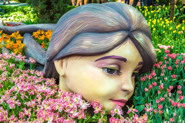 Singapur - 23 Haziran 2018: Konservatuvarı çiçek kubbe Singapur yaz gün